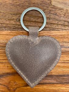 Leder Schlüsselanhänger Herz taupe